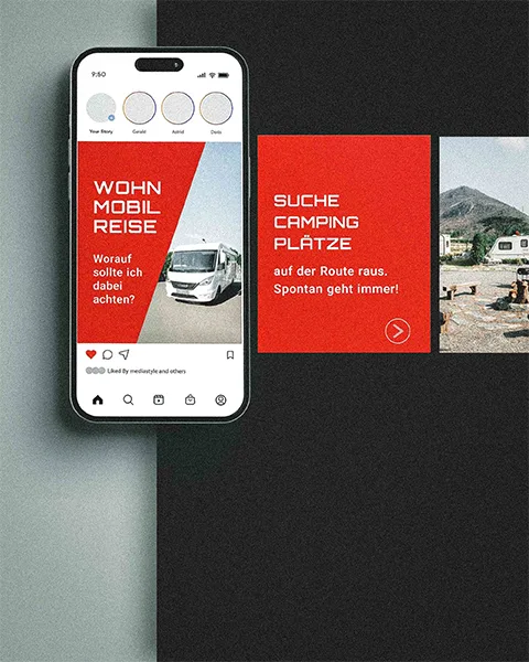 1/3: Smartphone mit Social-Media-Beitrag zum Thema Wohnmobilreise, daneben rote Kachel mit dem Text „Suche Campingplätze – auf der Route raus. Spontan geht immer!“ und ein Bild von einem Campingplatz mit Wohnmobilen.